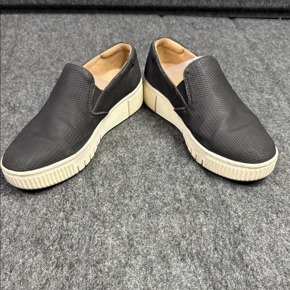 Naturalizer Textured Black and Tan Slip-On Flats - Picture 6 of 7